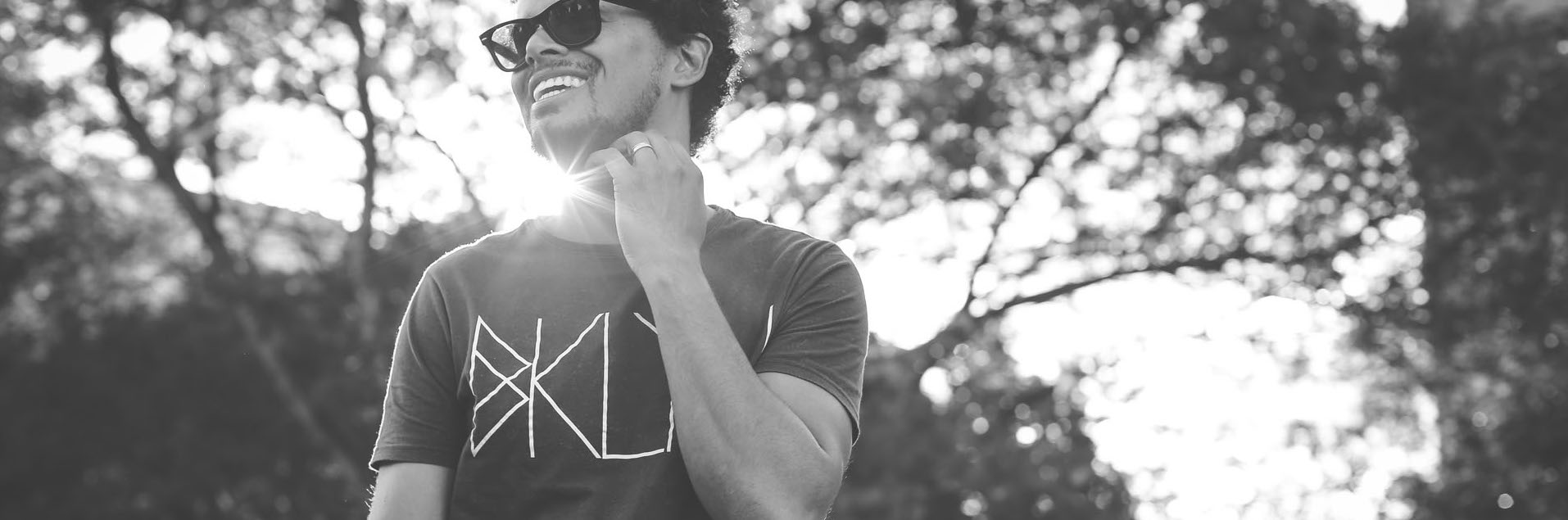 photo of a man wearing a t-shirt